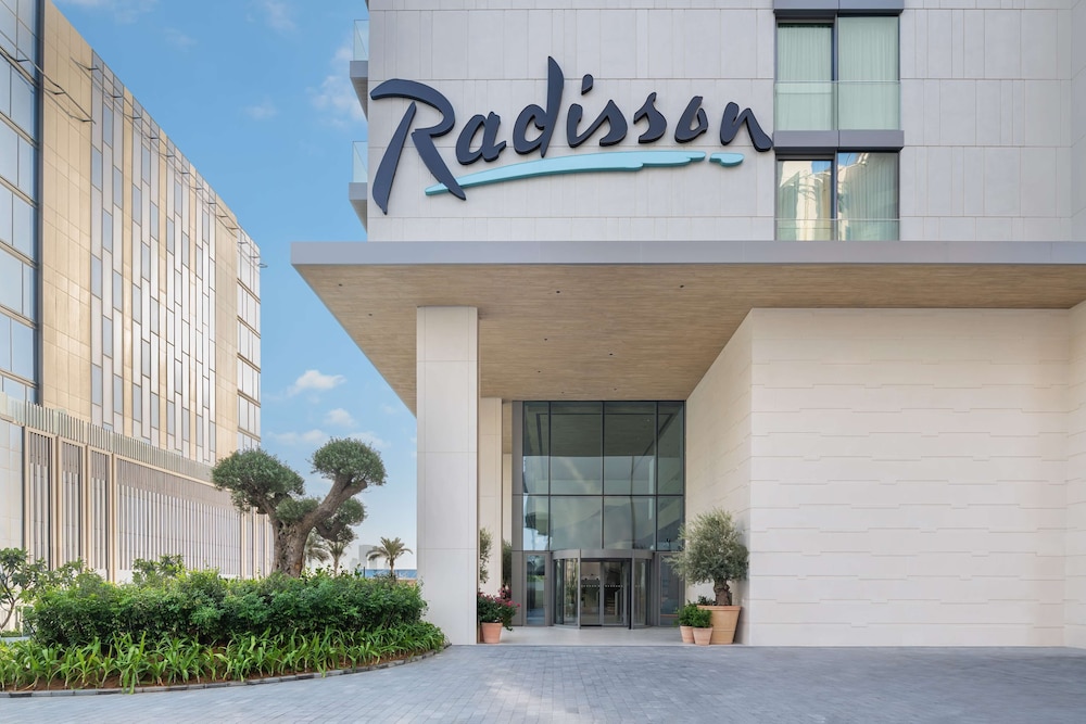 Radisson Beach Resort Palm Jumeirah — Hotel building in Dubai