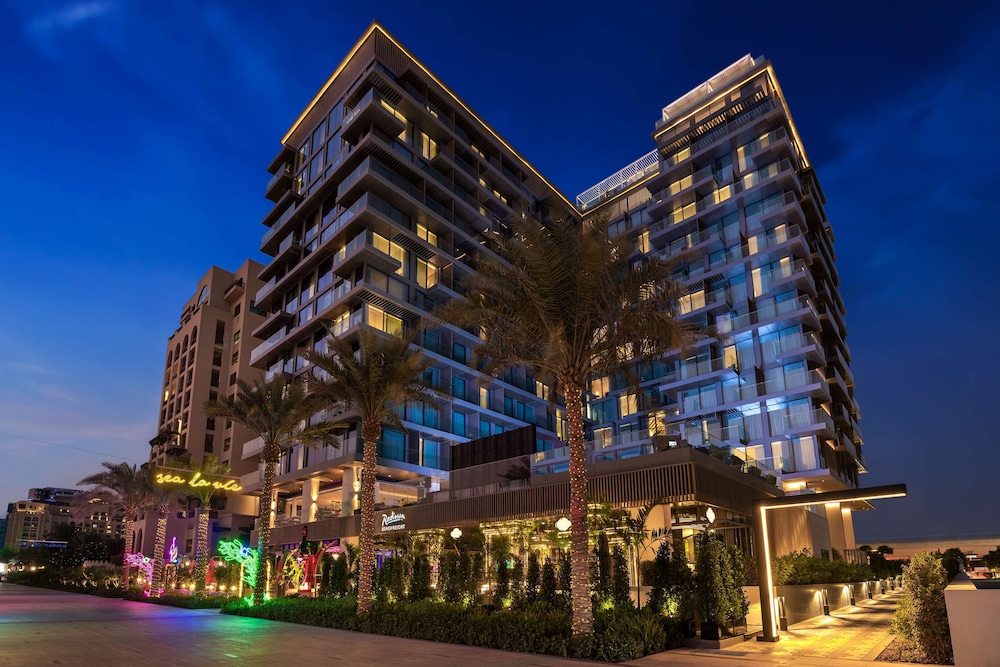 Radisson Beach Resort Palm Jumeirah — Hotel building in Dubai
