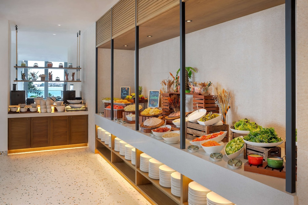 Radisson Beach Resort Palm Jumeirah — Restaurant & bars in Dubai