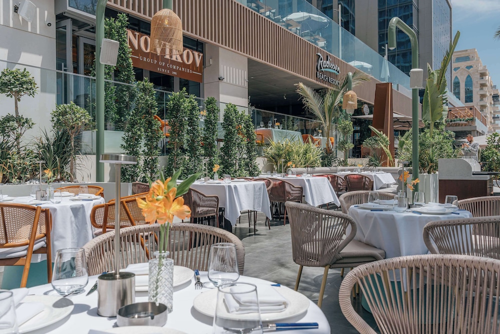 Radisson Beach Resort Palm Jumeirah — Restaurant & bars in Dubai