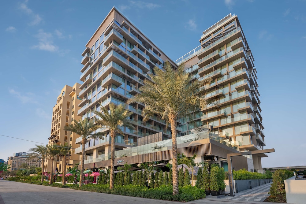 Radisson Beach Resort Palm Jumeirah — Hotel building in Dubai