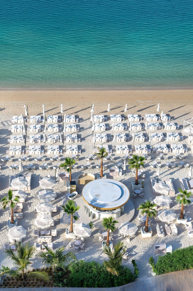 Radisson Beach Resort Palm Jumeirah — Beach in Dubai