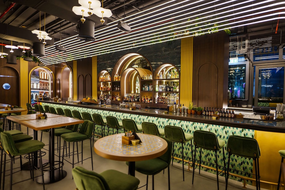Radisson Beach Resort Palm Jumeirah — Restaurant & bars in Dubai
