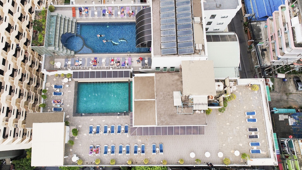 Flipper House Hotel — Hotel building in Pattaya, Chonburi