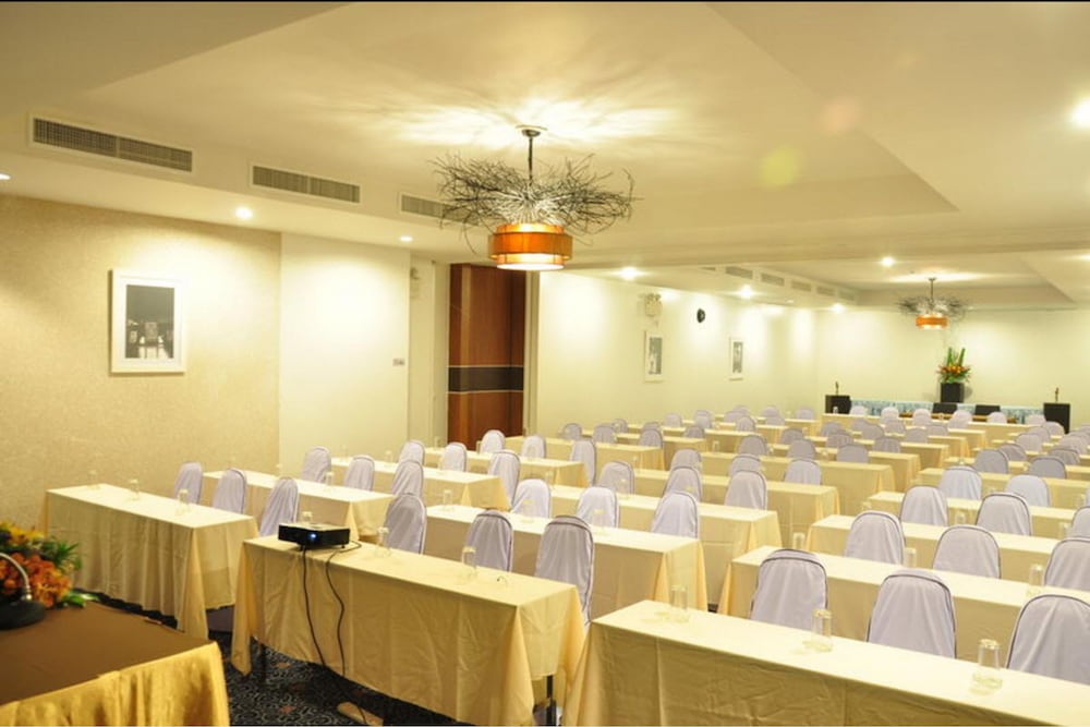 Flipper House Hotel — Hotel building in Pattaya, Chonburi