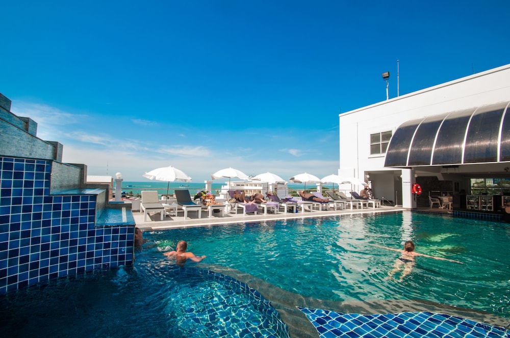 Flipper House Hotel — Swimming pool in Pattaya, Chonburi