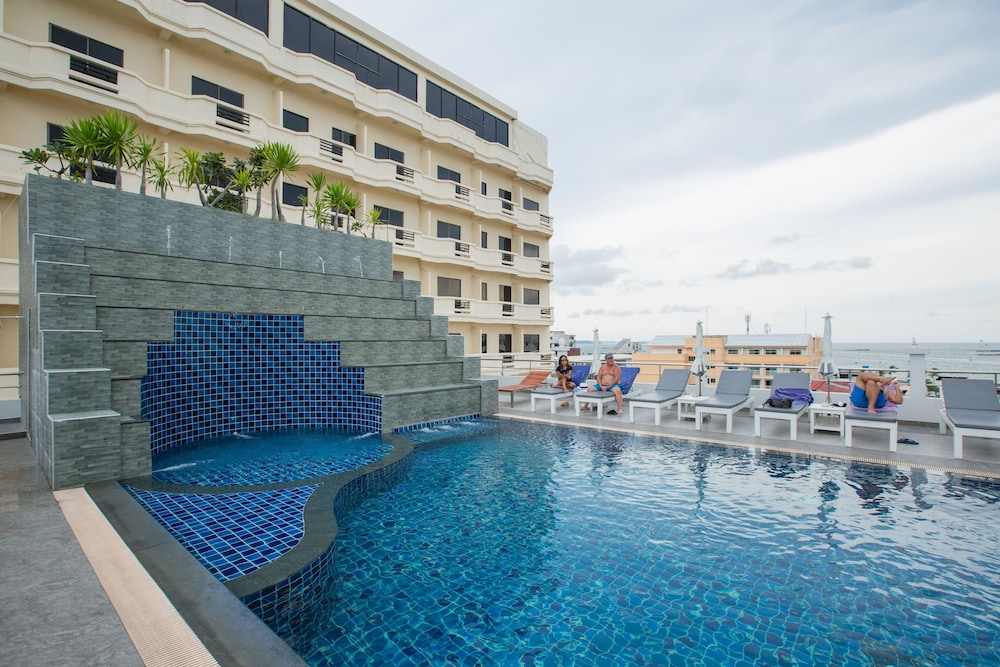 Flipper House Hotel — Swimming pool in Pattaya, Chonburi