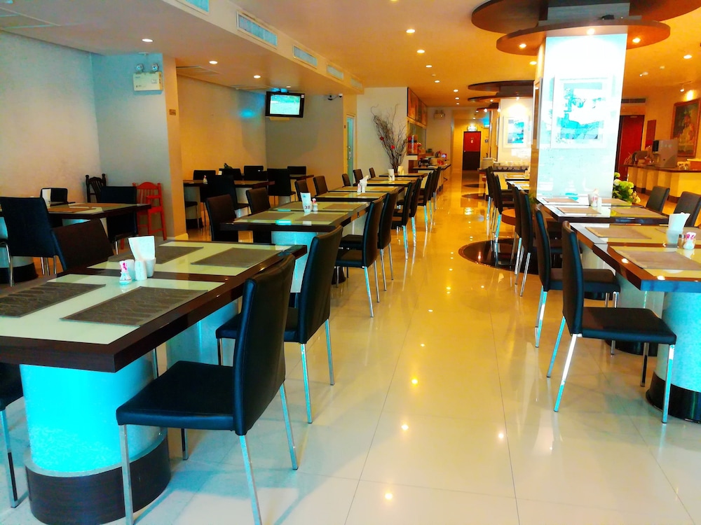 Flipper House Hotel — Restaurant & bars in Pattaya, Chonburi