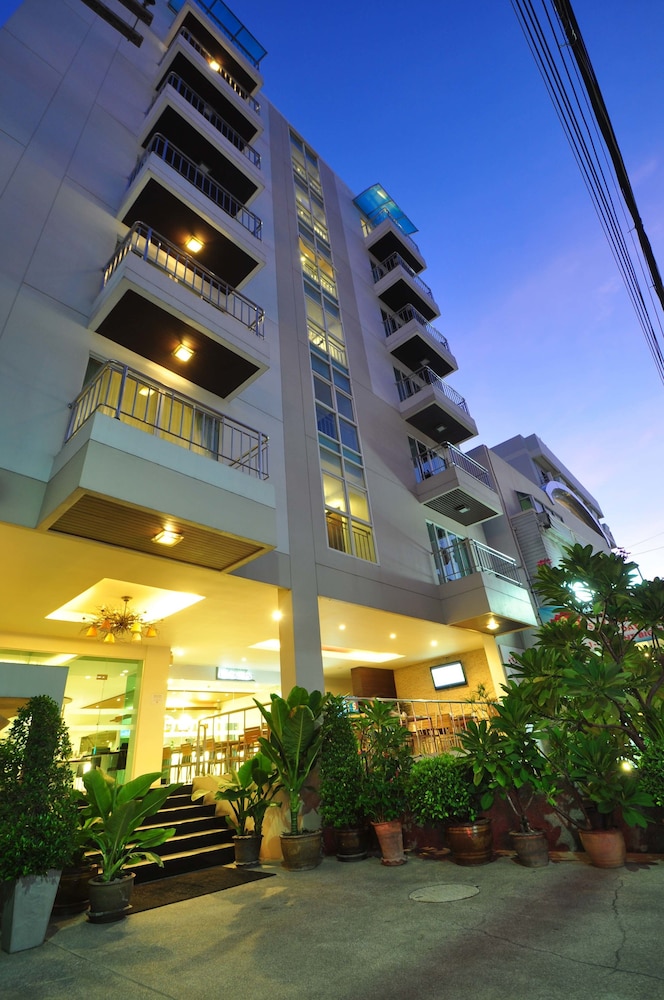 Flipper House Hotel — Hotel building in Pattaya, Chonburi
