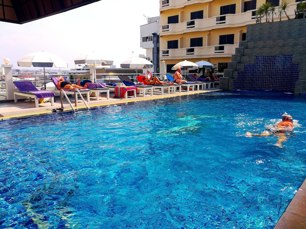 Flipper House Hotel — Swimming pool in Pattaya, Chonburi