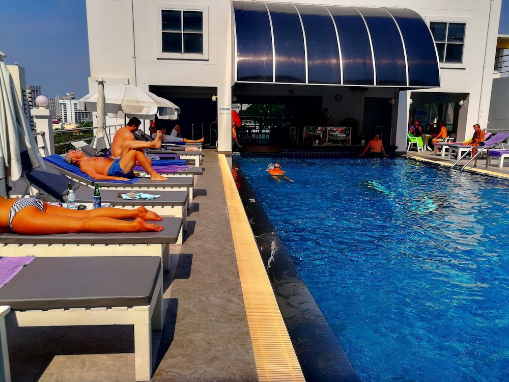 Flipper House Hotel — Swimming pool in Pattaya, Chonburi