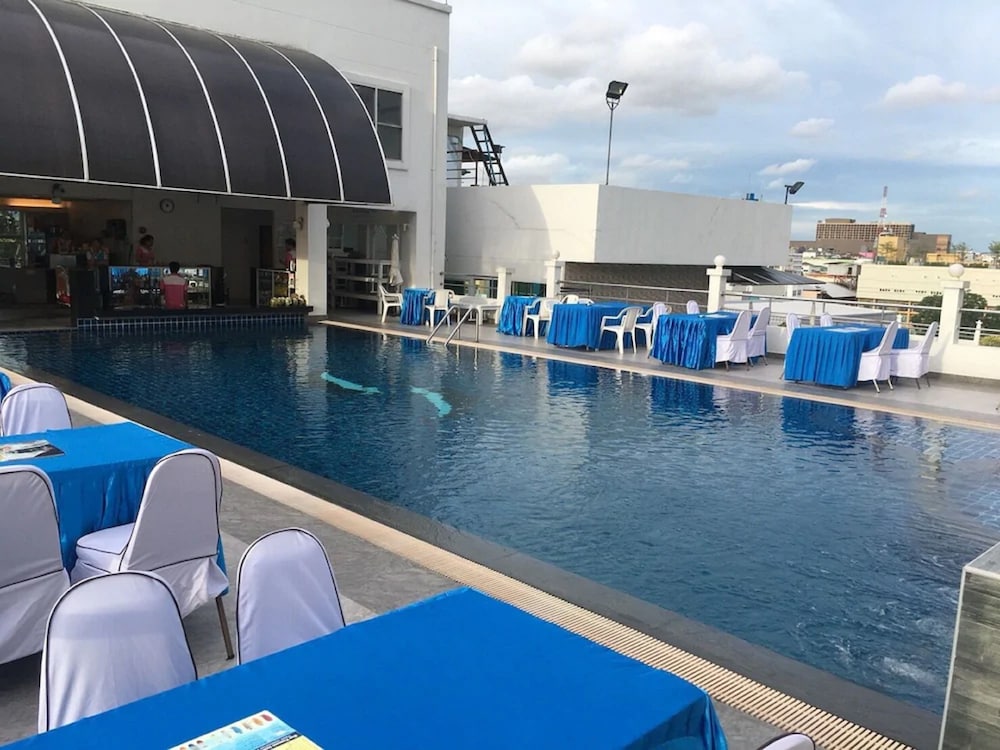 Flipper House Hotel — Swimming pool in Pattaya, Chonburi
