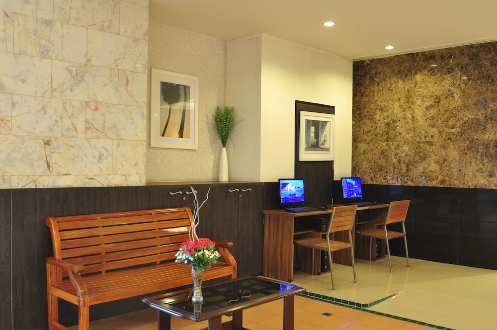 Flipper House Hotel — Hotel building in Pattaya, Chonburi