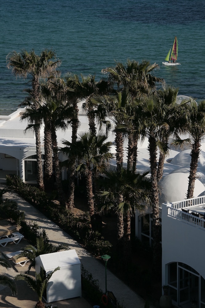 Hotel Aziza Thalasso Golf - Adults Only (à partir de 16 ans) — Hotel building in Hammamet, Nabeul
