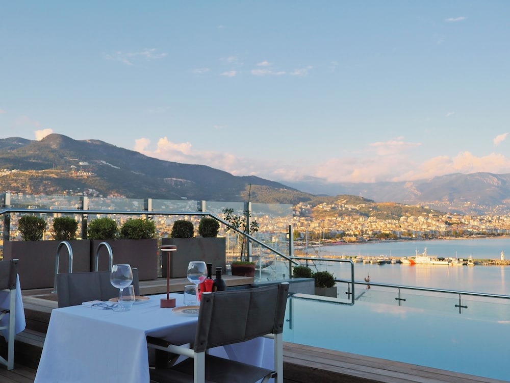 Numa Port Hotel — Restaurant & bars in Alanya