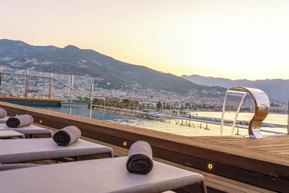 Numa Port Hotel — Swimming pool in Alanya