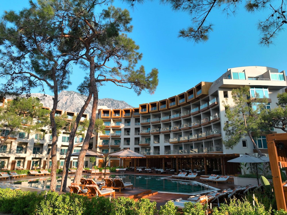 Rixos Sungate - The Land of Legends Access — Hotel building in Kemer