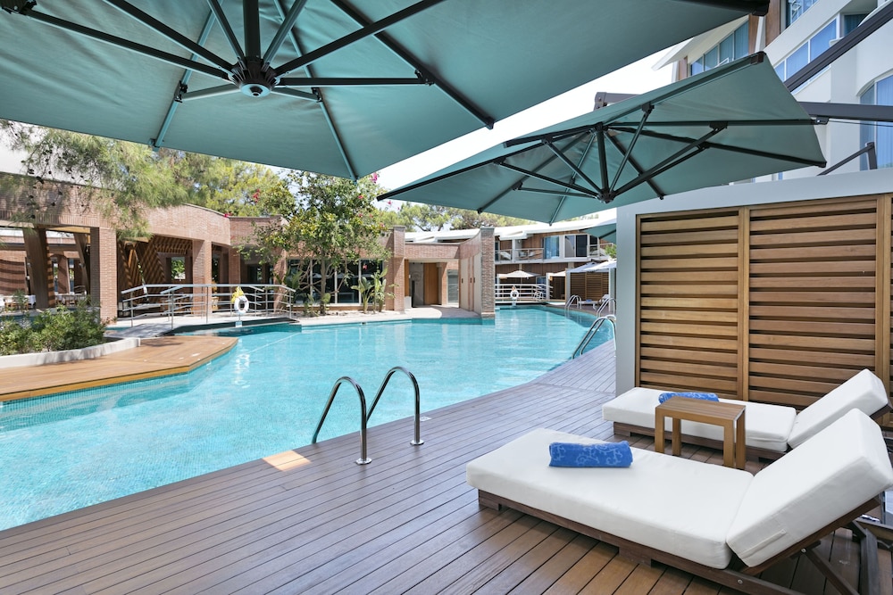 Rixos Sungate - The Land of Legends Access — Swimming pool in Kemer