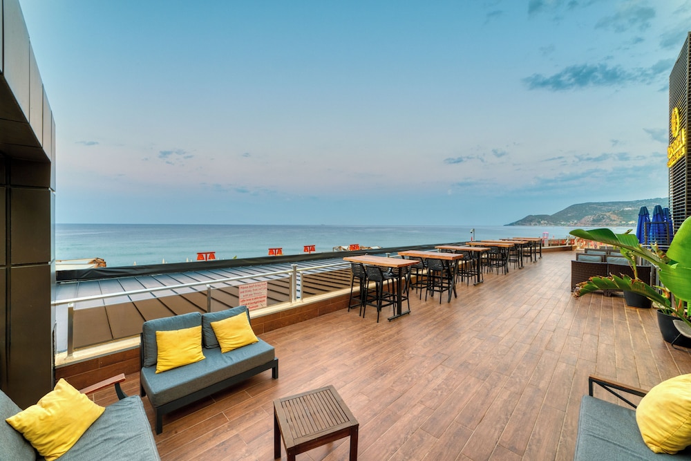Royalisa Palmiye Beach +14 Adult Only — Restaurant & bars in Alanya