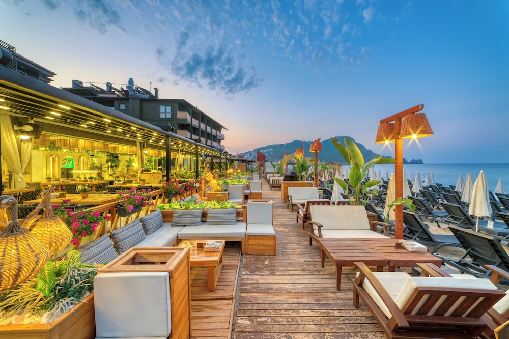 Royalisa Palmiye Beach +14 Adult Only — Restaurant & bars in Alanya