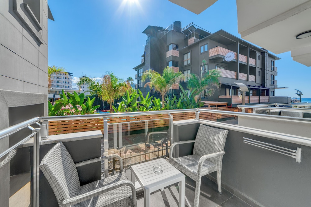 Royalisa Palmiye Beach +14 Adult Only — Hotel building in Alanya