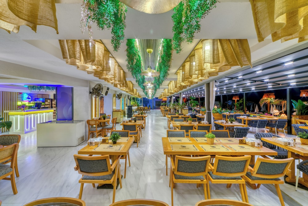 Royalisa Palmiye Beach +14 Adult Only — Restaurant & bars in Alanya