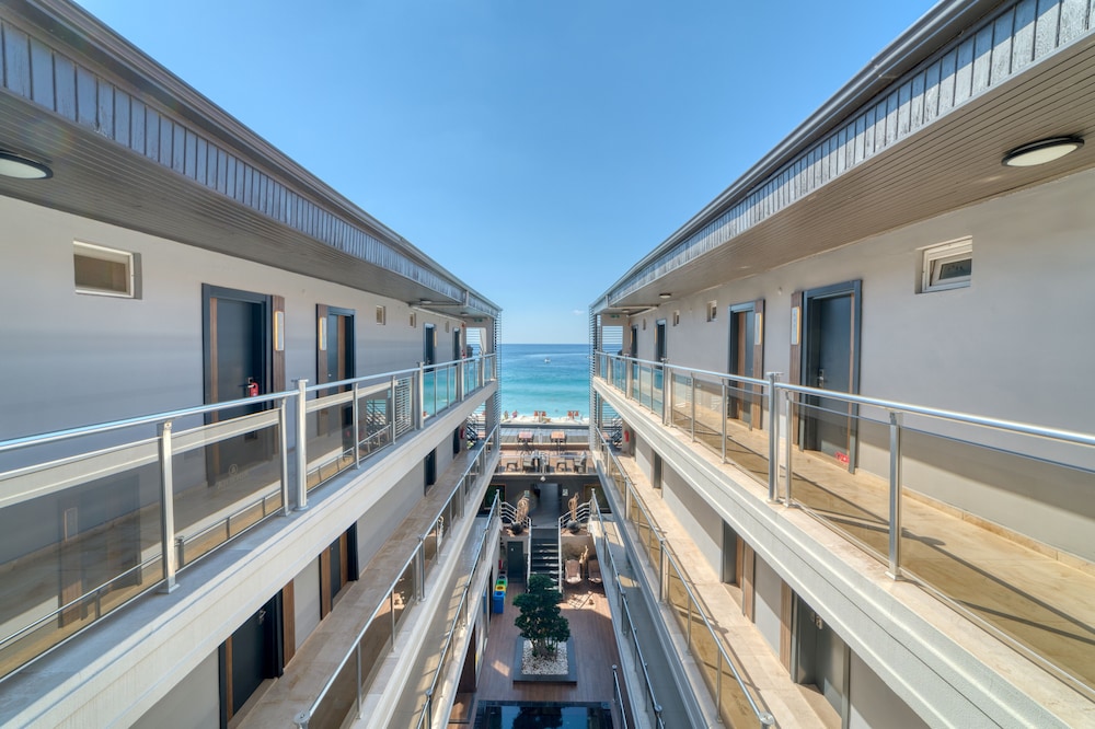 Royalisa Palmiye Beach +14 Adult Only — Hotel building in Alanya