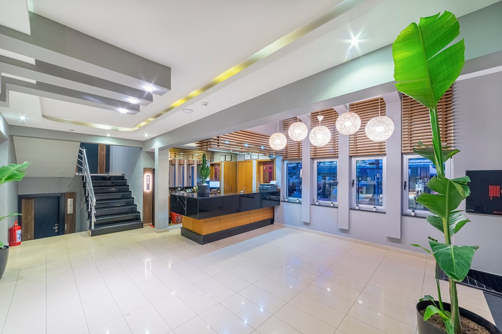 Royalisa Palmiye Beach +14 Adult Only — Hotel building in Alanya
