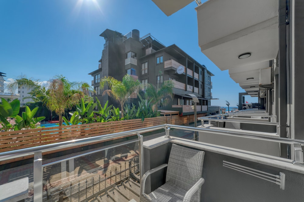 Royalisa Palmiye Beach +14 Adult Only — Hotel building in Alanya
