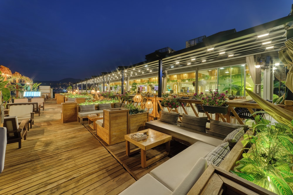 Royalisa Palmiye Beach +14 Adult Only — Restaurant & bars in Alanya