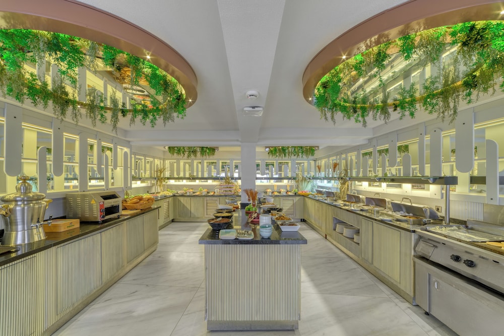 Royalisa Palmiye Beach +14 Adult Only — Restaurant & bars in Alanya