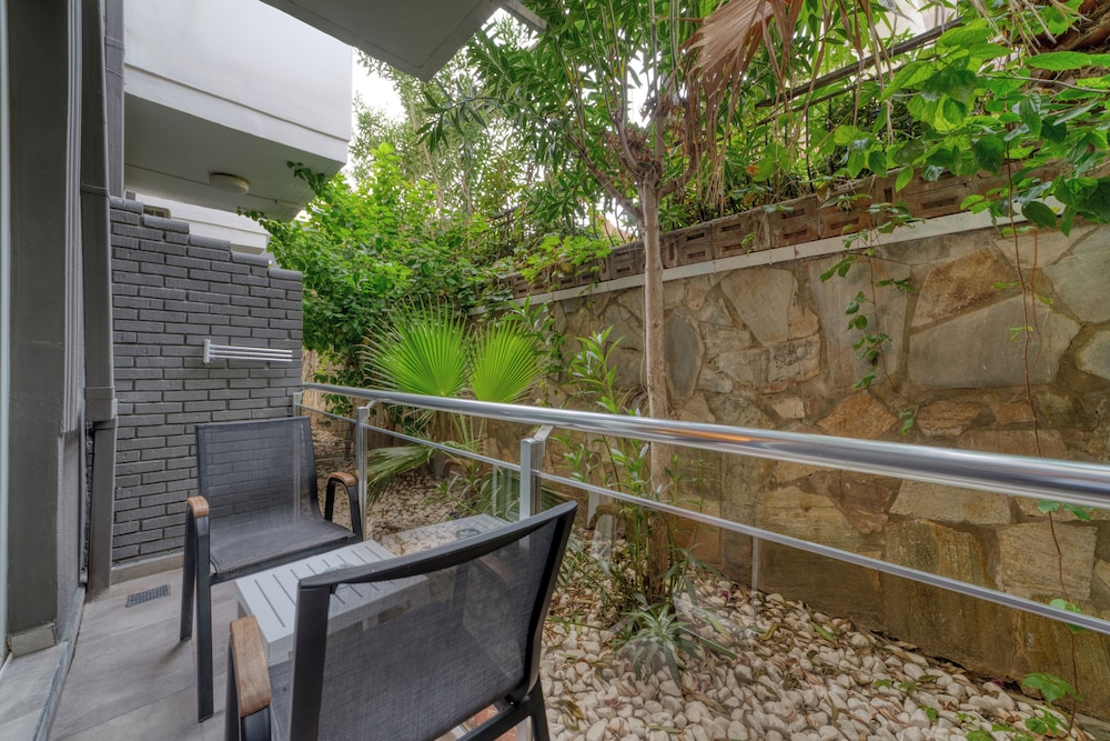 Royalisa Palmiye Beach +14 Adult Only — Hotel building in Alanya