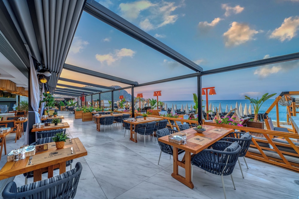 Royalisa Palmiye Beach +14 Adult Only — Restaurant & bars in Alanya