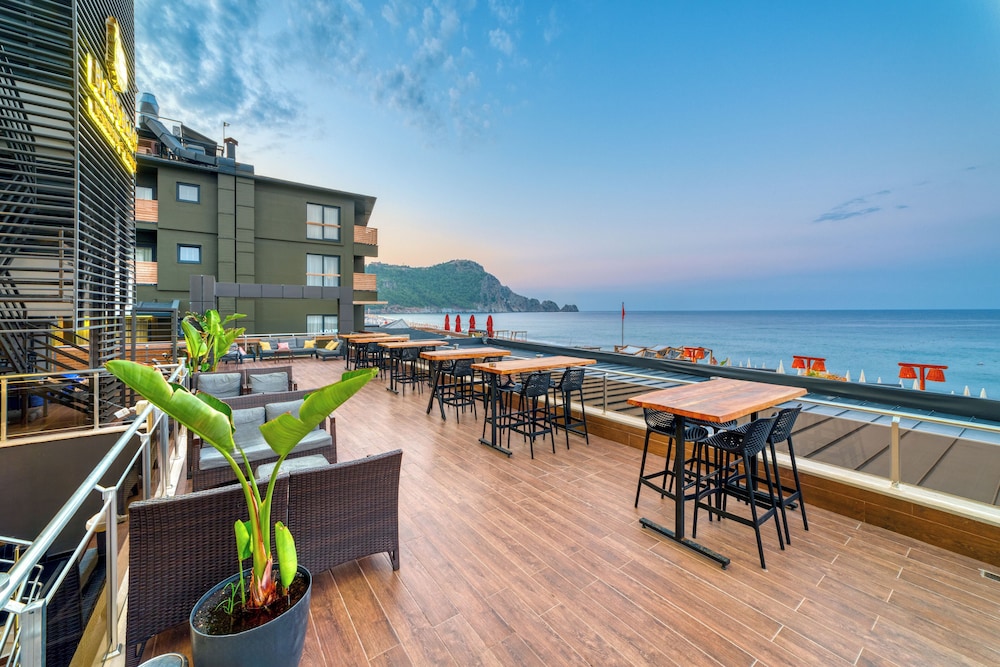Royalisa Palmiye Beach +14 Adult Only — Restaurant & bars in Alanya