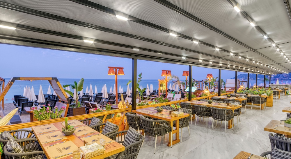 Royalisa Palmiye Beach +14 Adult Only — Restaurant & bars in Alanya