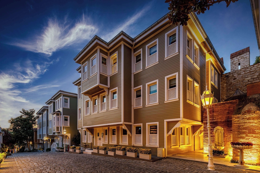Hagia Sofia Mansions Istanbul, Curio Collection by Hilton — Hotel building in Istanbul, Istanbul