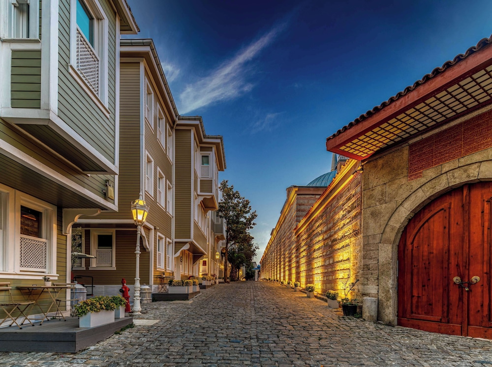 Hagia Sofia Mansions Istanbul, Curio Collection by Hilton — Hotel building in Istanbul, Istanbul