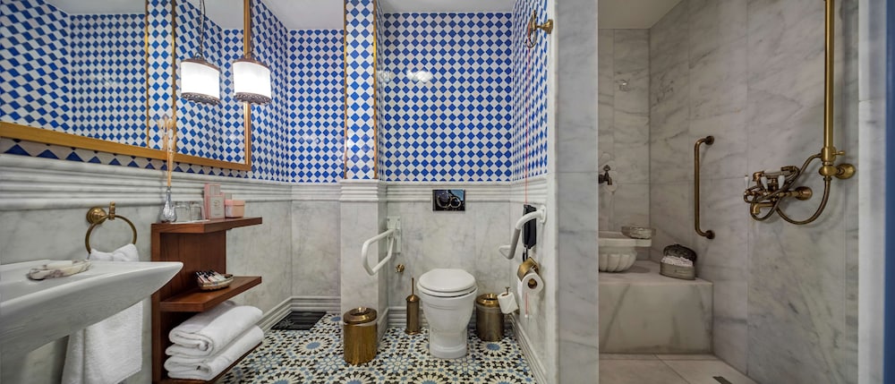 Hagia Sofia Mansions Istanbul, Curio Collection by Hilton — Hotel rooms in Istanbul, Istanbul