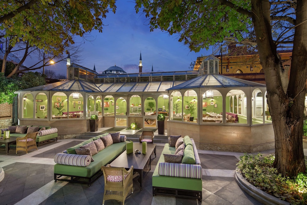 Hagia Sofia Mansions Istanbul, Curio Collection by Hilton — Hotel building in Istanbul, Istanbul