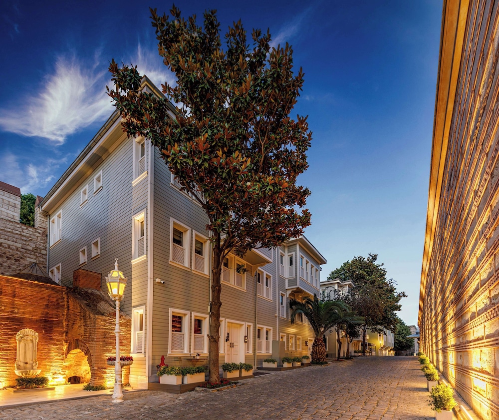 Hagia Sofia Mansions Istanbul, Curio Collection by Hilton — Hotel building in Istanbul, Istanbul