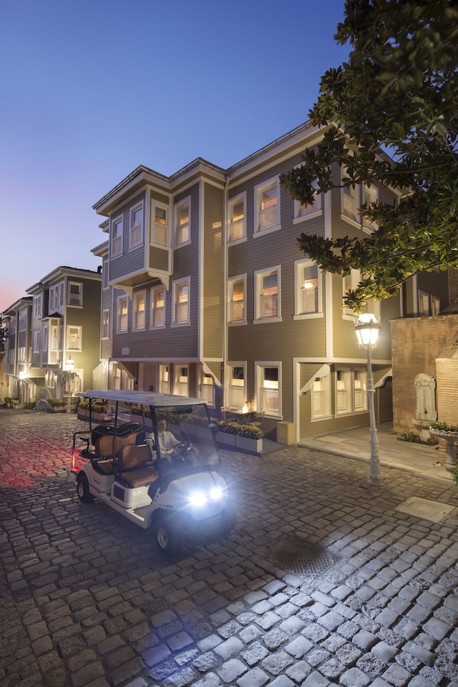 Hagia Sofia Mansions Istanbul, Curio Collection by Hilton — Hotel building in Istanbul, Istanbul