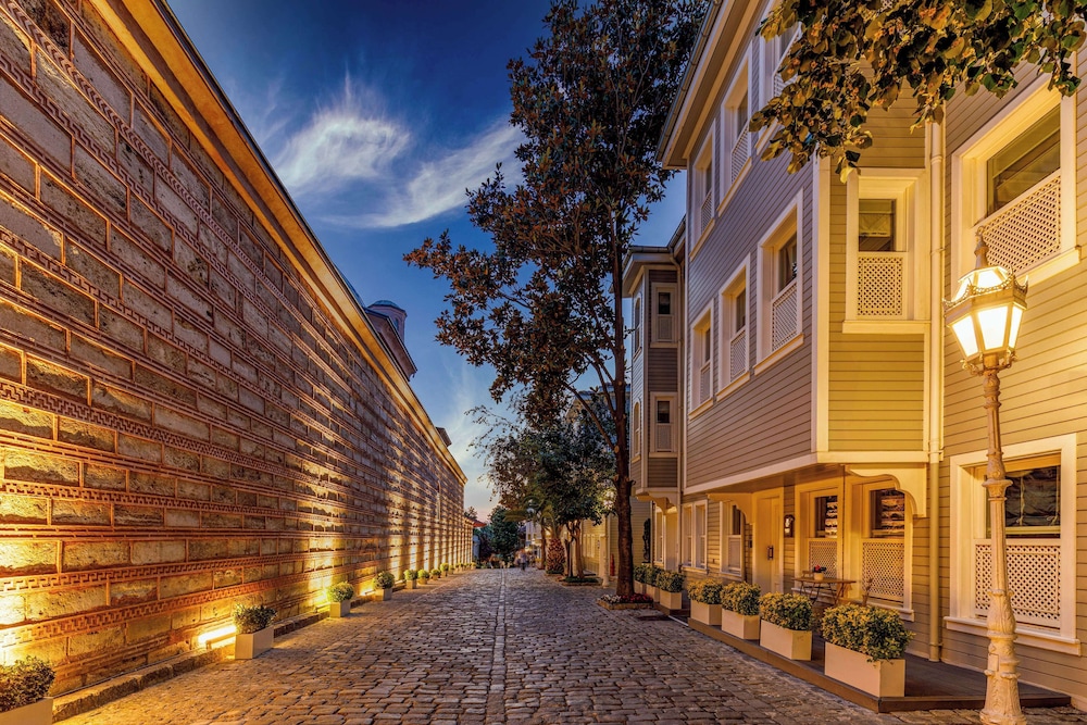Hagia Sofia Mansions Istanbul, Curio Collection by Hilton — Hotel building in Istanbul, Istanbul
