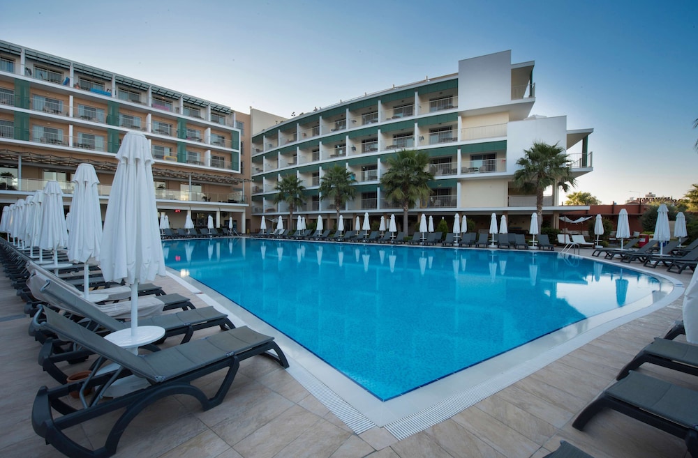 Tui Blue Barut Andiz - Adults Only - All Inclusive — Pool in Side