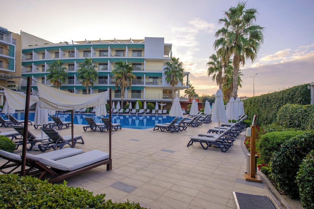 Tui Blue Barut Andiz - Adults Only - All Inclusive — Pool in Side