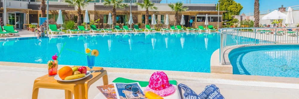 Side Lowe Hotel — Swimming pool in Side