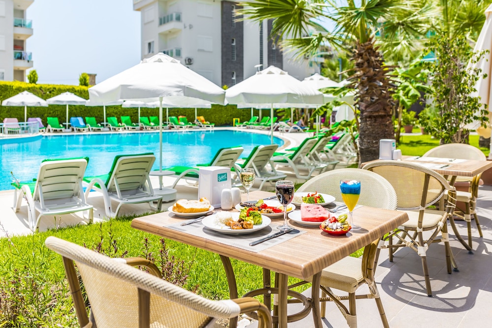 Side Lowe Hotel — Swimming pool in Side