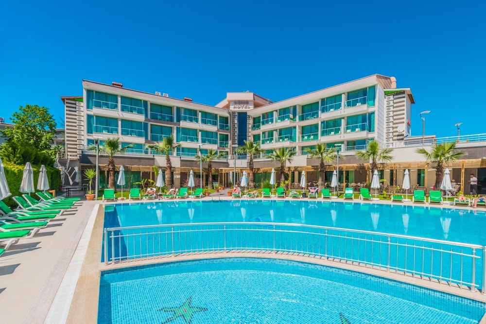 Side Lowe Hotel — Swimming pool in Side