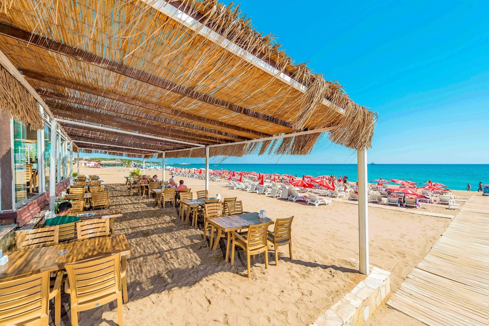 Side Lowe Hotel — Beach in Side
