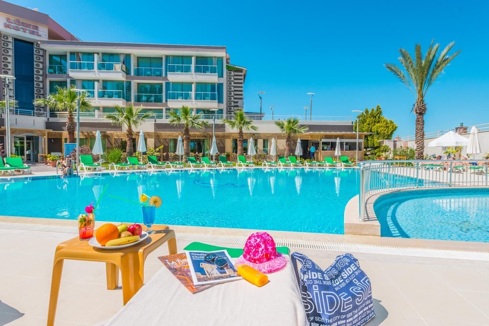 Side Lowe Hotel — Swimming pool in Side