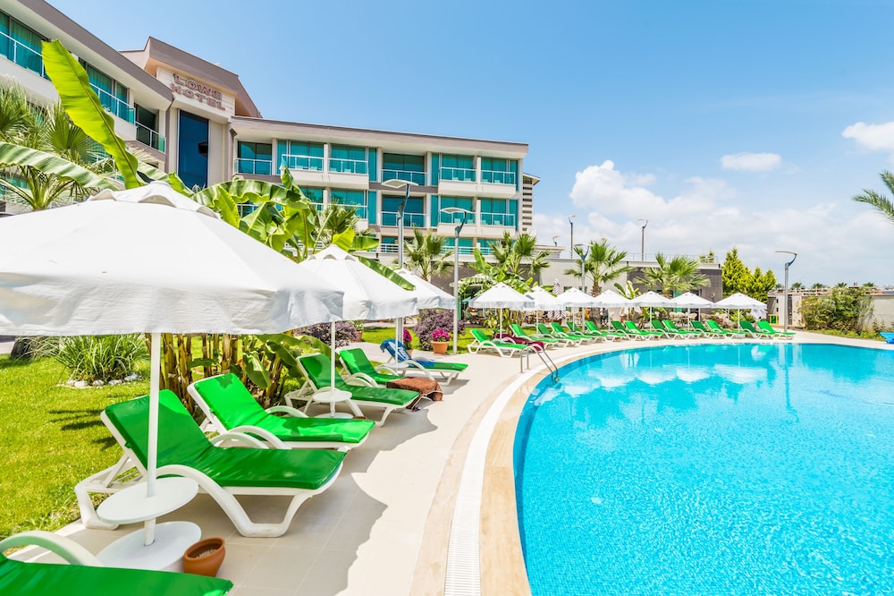 Side Lowe Hotel — Swimming pool in Side